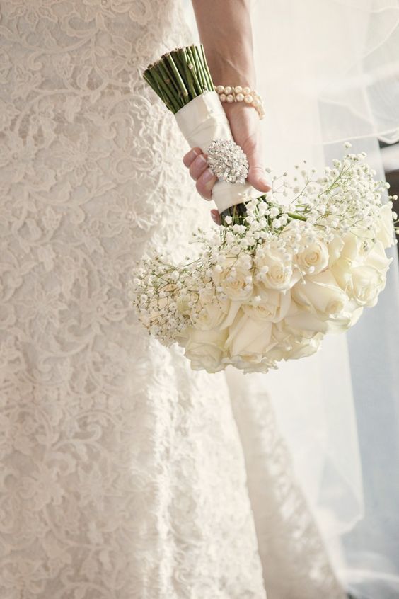 Bridal Bloom – Bouquet de Mariée Élégant en Roses Blanches 💍